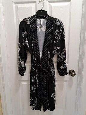 Flora Nikrooz Floral Robe Women's Size Medium Contrast Trim Tie Belt Feminine